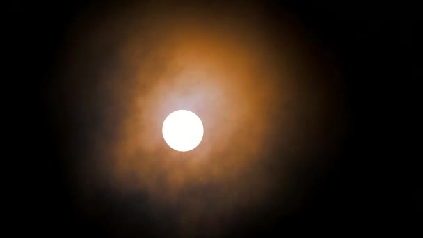 úplněk oranžový měsíční svit na noční obloze a mrak plynutí času lapse - Záběry, video
