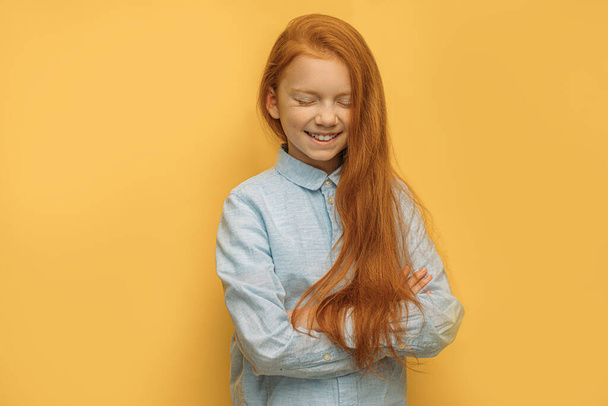 πορτρέτο του όμορφου θετικά κόκκινα μαλλιά κορίτσι απομονωμένο - Φωτογραφία, εικόνα