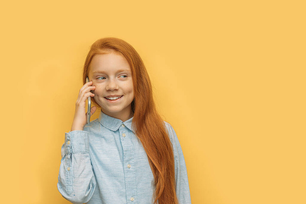 cheerful caucasian kid girl talk on phone - Φωτογραφία, εικόνα
