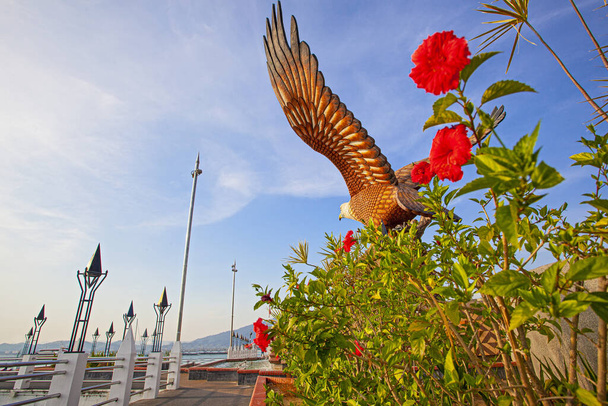 Велика статуя орла на острові Лангкаві (Малайзія). - Фото, зображення