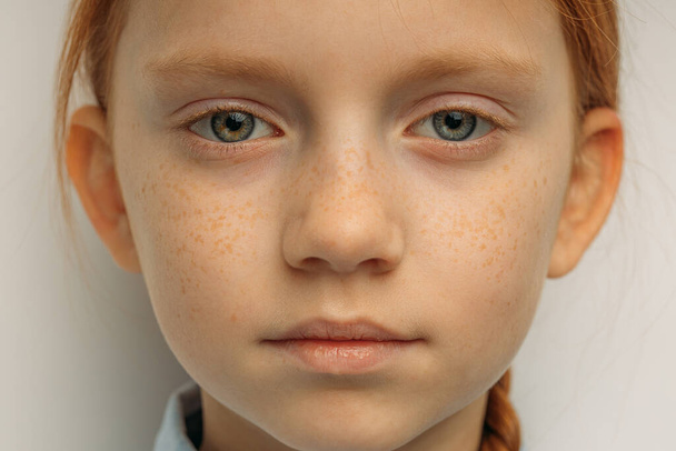 close-up portrait of confident red haired girl isolated - Fotoğraf, Görsel