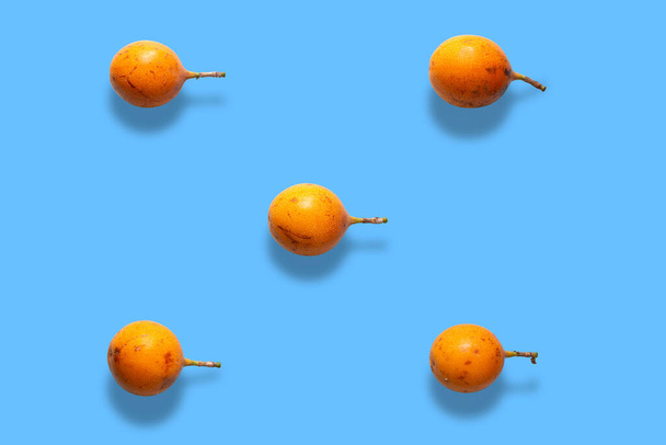 Kolorowe owoce wzór granadilla lub grenadia pasja owoców na niebieskim tle z góry widok - Zdjęcie, obraz
