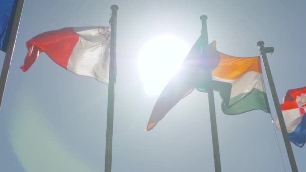 Развевающиеся на ветру разноцветные флаги - супер замедленная съемка - концепция дипломатии - Кадры, видео