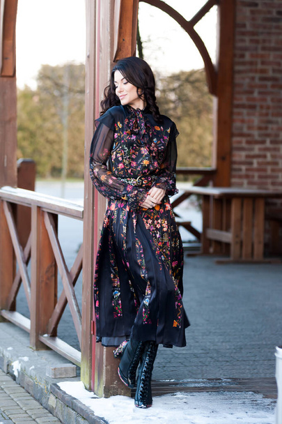 Kaunis eurooppalainen nainen poseeraa mekko ulkona
 - Valokuva, kuva