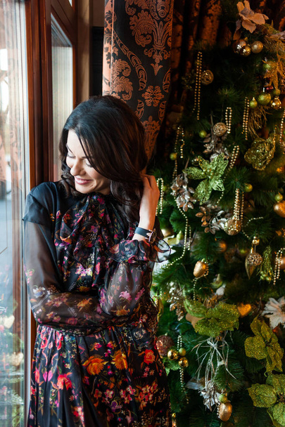 Mujer feliz acogedor interior de Navidad
 - Foto, Imagen