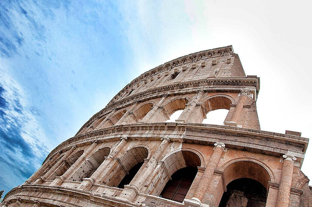 Corona-virus. Colosseum Rooman keskustassa. Coronavirus varoitus merkki yli Colosseum Roomassa. Colosseum tai Flavian amfiteatteri. Colosseum rakennettiin antiikin Rooman aikaan kaupungin keskustassa.
. - Valokuva, kuva