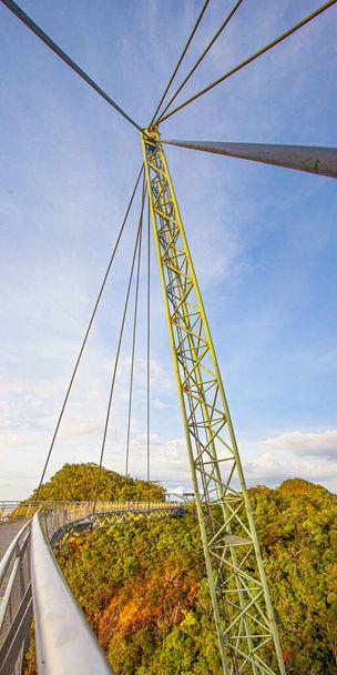Знаменитый Небесный мост, один из символов Малайзии, на острове Лангкави
 - Фото, изображение