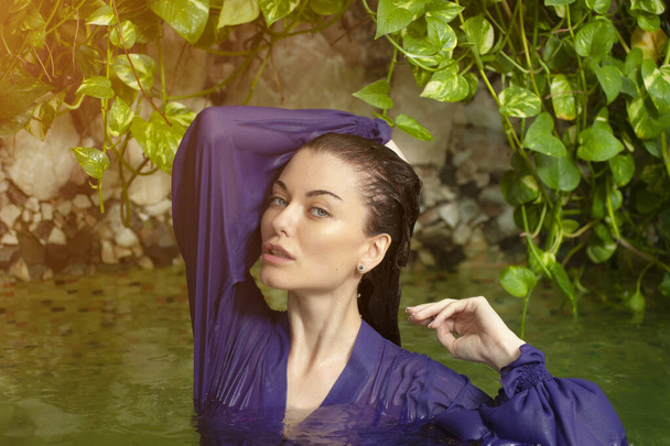 Hermosa mujer de moda en un vestido de playa mojado en el agua
 - Foto, Imagen
