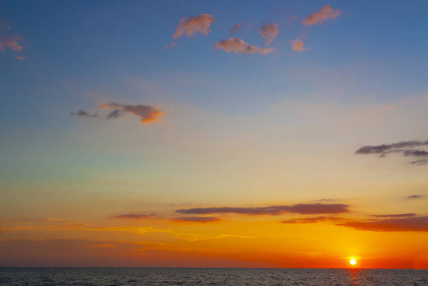 マレーシア、パンタジ島ランカウイ島のビーチで美しい夕日 - 写真・画像