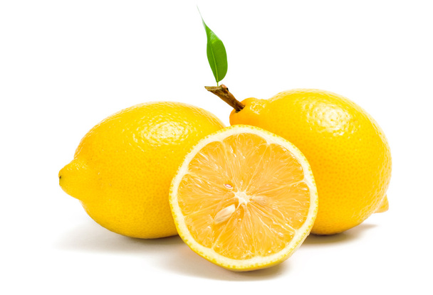 Gros plan de trois citrons et un est coupé
 - Photo, image