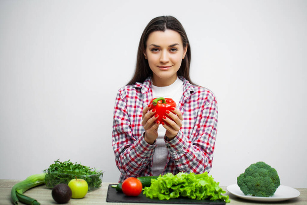 Concepto de dieta y alimentación saludable mujer con verduras sobre fondo blanco de la pared
 - Foto, imagen