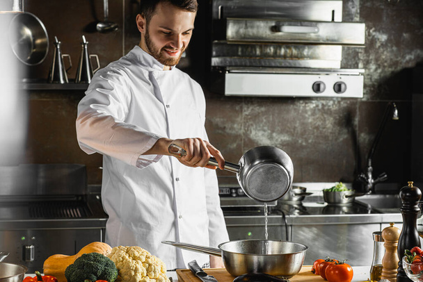 handsome chef-cook enjoy the process of cooking - Foto, Bild