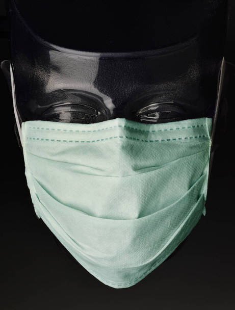 Хірургічна захисна зелена маска на прозорій масці
  - Фото, зображення