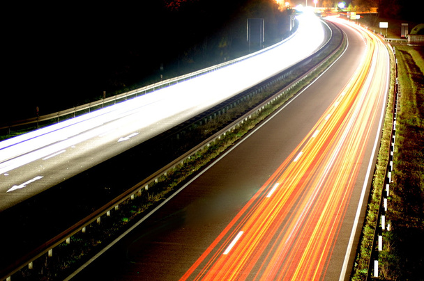 Strada con traffico auto di notte con luci sfocate
 - Foto, immagini