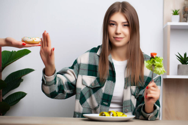 Nette Frau trifft die Wahl zwischen gesundem und schädlichem Essen - Foto, Bild