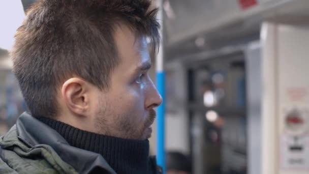 Portret van een man in een metrowagon - Video