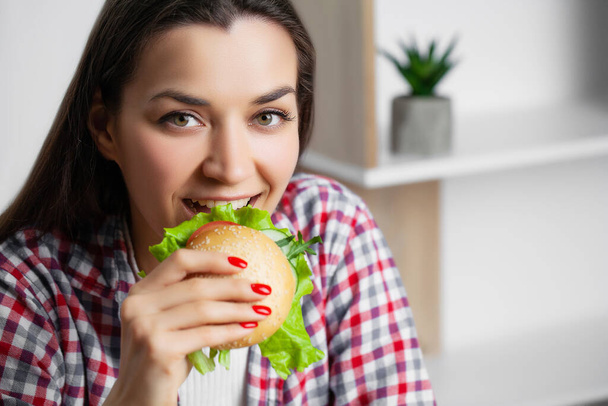 Mujer linda quiere comer hamburguesa dañina
 - Foto, imagen