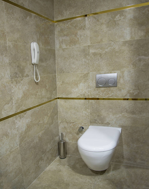 Туалет встановлений на стіні в готелі
 - Фото, зображення