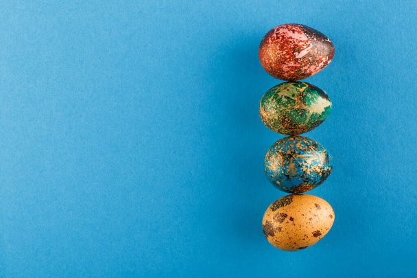 A sokszínű húsvéti tojások egymás után hevernek. - Fotó, kép