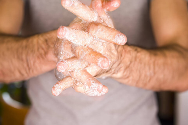 Se laver les mains en frottant avec du savon pour prévenir le virus corona, hygiène pour arrêter la propagation du coronavirus - Photo, image