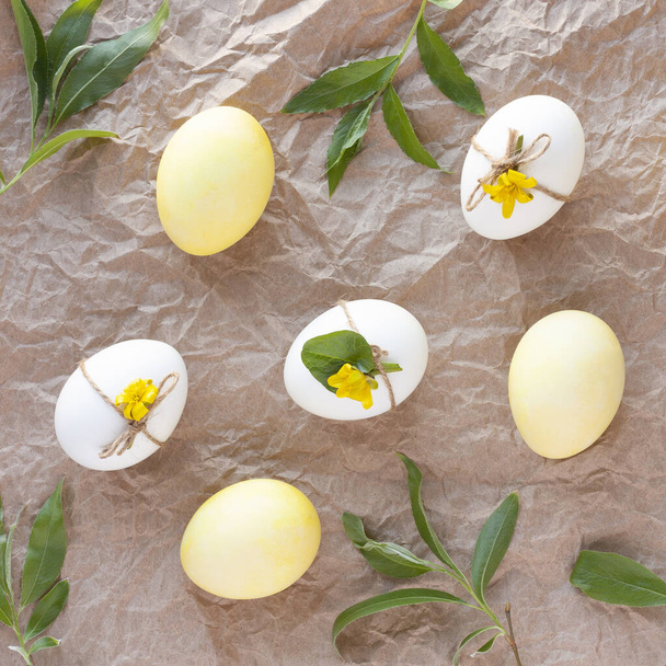 Сельский Пасхальный фон с желтыми и белыми яйцами
 - Фото, изображение