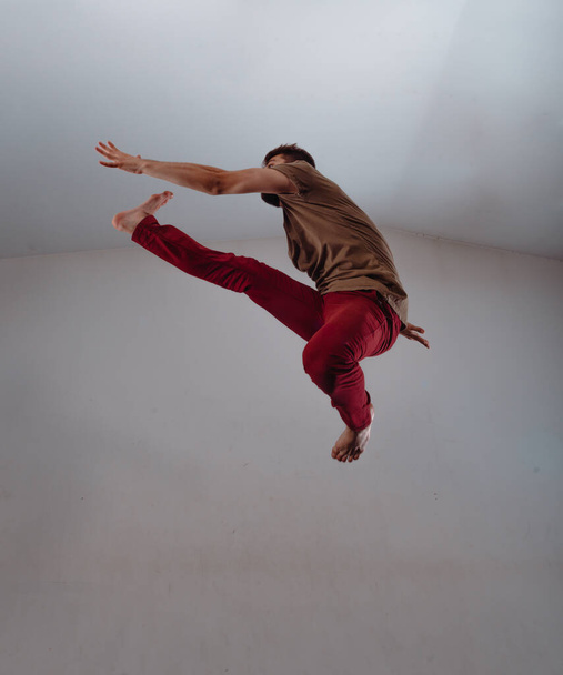 Moderne danser die traint tijdens een danspraktijk - Foto, afbeelding