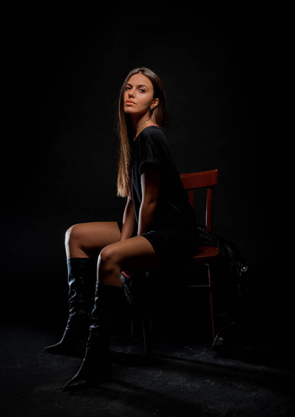 Studio body shot modnej młodej kobiety w nowoczesnym stylu top i czarne buty - Zdjęcie, obraz