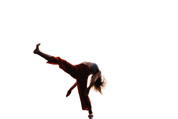 Esecutore di danza flessibile snello durante una pratica di danza - Foto, immagini