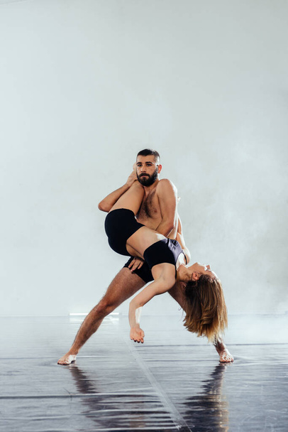 Eleganti ballerini che esercitano pose durante una lezione di danza - Foto, immagini
