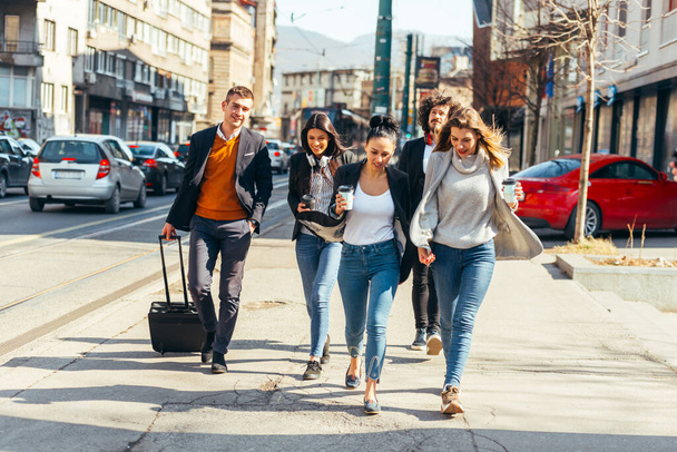 Друзі Бондаж, група багатоетнічних друзів, що ходять по вулицях, розмовляють один з одним і посміхаються
 - Фото, зображення