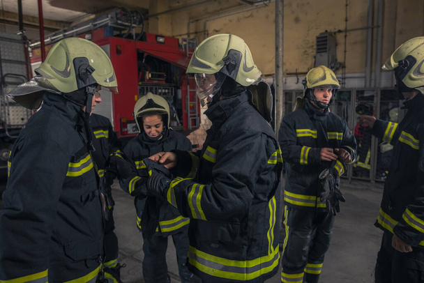 Les pompiers se préparent au service d'urgence. Pompiers portant des gants. - Photo, image