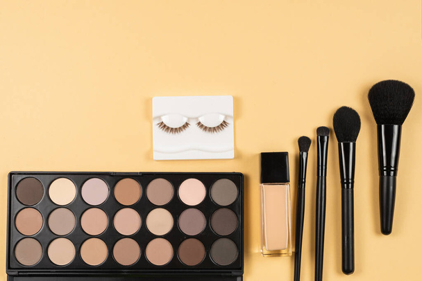 Professionelle Make-up-Produkte mit kosmetischen Schönheitsprodukten, Lidschatten, Wimpern, Beauty-Mixer, Foundation, Pinseln und Werkzeugen. - Foto, Bild