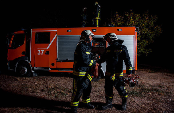 火災緊急事態に対応する消防署の乗組員 - 写真・画像