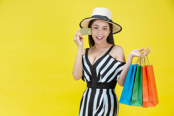 Donne felici shopping con shopping bag e carte di credito - Foto, immagini