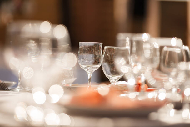 Glasses for wine and champagne on a served table at a banquet - Foto, Bild