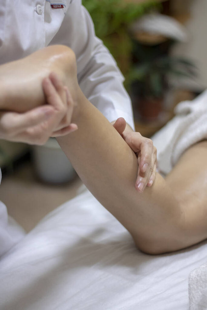 рефлексологический массаж ног в спа-салоне, концепция лечения ног. Вертикаль
 - Фото, изображение