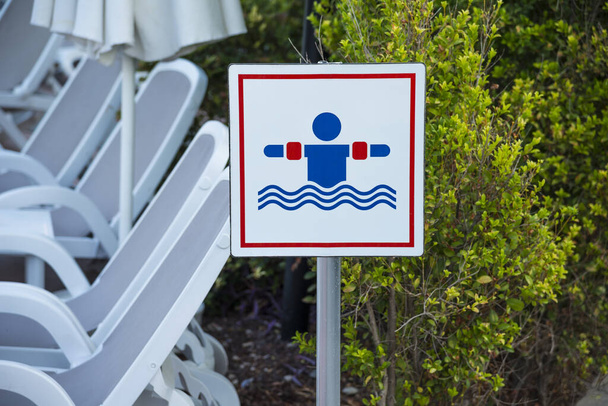 Ponga una manga de natación de seguridad en su hijo - signo
 - Foto, Imagen
