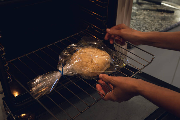 Χέρια που φτιάχνουν ψωμάκια. Μια βολή POV - Φωτογραφία, εικόνα
