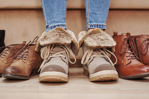 Γυναίκα επιλέγει άνετα παπούτσια ανάμεσα σε πολλά διαφορετικά ζευγάρια - Φωτογραφία, εικόνα