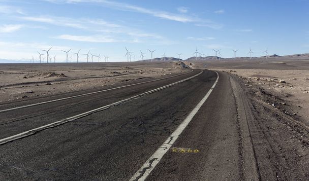 Elektrownia ekologiczna na północy Chile wzdłuż autostrady - Zdjęcie, obraz