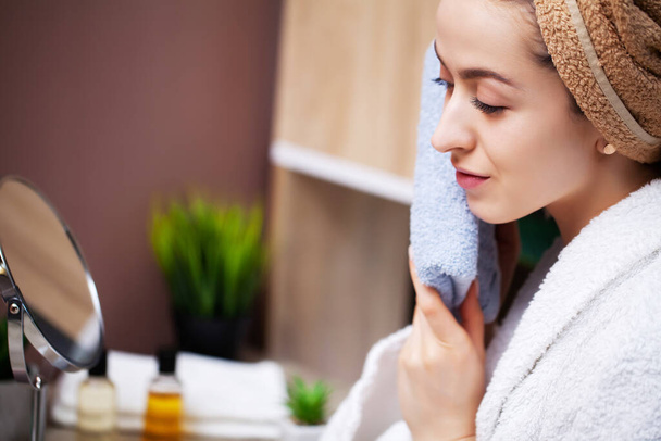 Carino donna pulisce l'asciugamano per il viso dopo aver preso una doccia
 - Foto, immagini