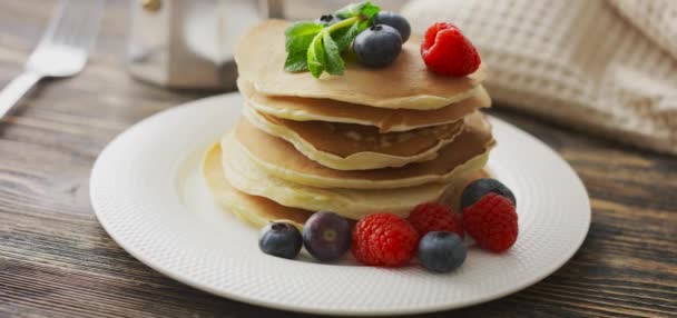 Food and Cooking Concept. Stack of pancakes with fresh berry, rotate shot - Footage, Video