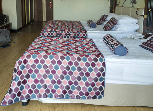 Camera d'albergo con letti fatti e coperta
 - Foto, immagini