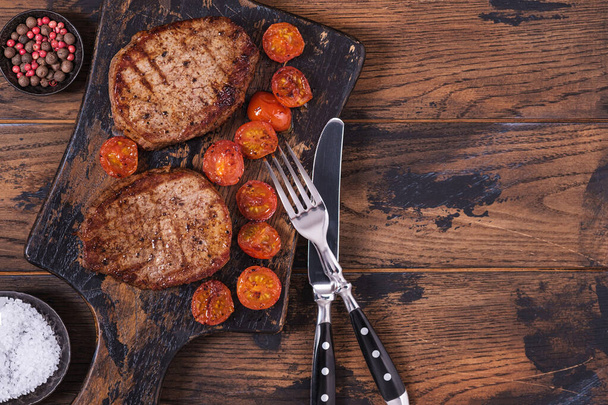 まな板にトマトと牛肉のステーキを調理.テキストのコピースペース - 写真・画像