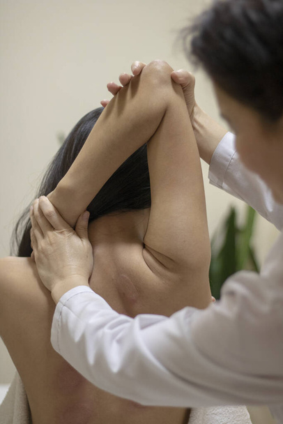Азіатський масаж робить масаж плеча, шию за красиву дівчину в масажі Таїланду і спа салон, концепцію релаксації - Фото, зображення