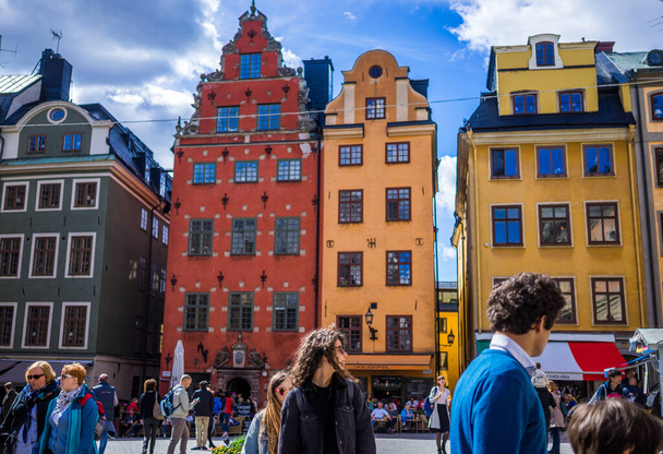 April 22, 2018, Stockholm, Sweden. Passers-by on one of the streets in Stockholm. - Zdjęcie, obraz