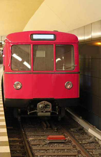 地下鉄の地下駅に新しい赤い地下鉄の車があります - 写真・画像