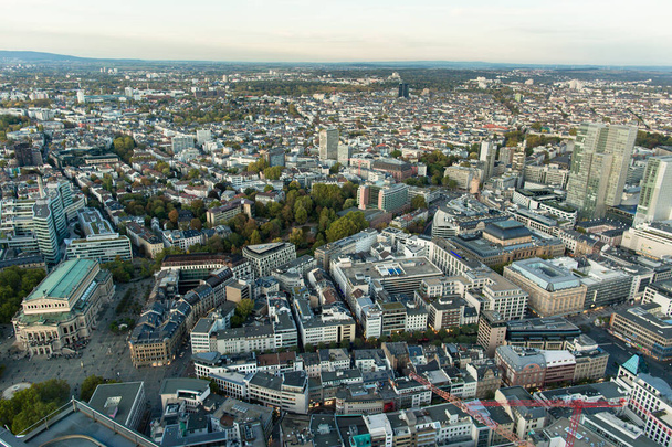 Luchtfoto van Frankfurt stad. Bedrijfs- en financieel centrum. - Foto, afbeelding