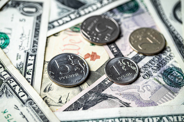Ruble érmék a háttérben a dollár számlák. Árfolyam-fogalom. - Fotó, kép
