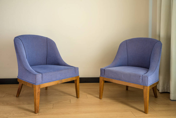 Кольорові стільці з тканини і замші на ламінатній підлозі
 - Фото, зображення
